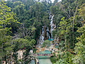 Luftaufnahme des tropischen Wasserfalls Kung Si Falls im Regenwald, Kuang Si, Bezirk Luang Prabang, Laos, Asien
