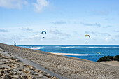 Wanderer und Gleitschirmflieger auf der Sanddüne 'Grande Dune du Pilat' am Bassin d’Arcachon, Arcachon, Gironde, Nouvelle-Aquitaine, Frankreich