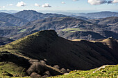 Blick über die Ausläufer der Pyrenäen vom Gipfel La Rhune, Saint-Jean-de-Luz, Pyrénées-Atlantiques, Nouvelle-Aquitaine, Frankreich