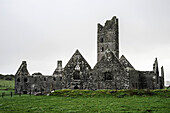 Das verfallene Kloster Moyne Abbey, County Mayo, Republik Irland, Europa