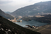 Blick auf Tobliner See (Lago di Toblino) und Ort Sarche, Valle dei Laghi, Gardaseeberge, Provinz Trentino, Italien