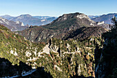 Die berühmte Tremalzopass-Straße (Passo di Tremalzo) am Gardasee, Provinz Trentino, Lombardei, Italien