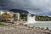 Hohe Wellen vor dem Hotel Princess am Strand, Stadt Bar, Adriaküste, Montenegro, Balkanhalbinsel