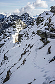 Auf der Via Alta della Verzasca am Poncione di Piota in den Lepontinischen Alpen im Winter, Valle Verzasca, bei Lavertezzo, Region Locarno, Tessin, Schweiz
