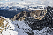 Am Gipfel des Poncione di Piota in den Lepontinischen Alpen im Winter, Valle Verzasca, bei Lavertezzo, Region Locarno, Tessin, Schweiz
