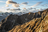 Abendsonne auf der Via Alta della Verzasca über den Lepontinischen Alpen, Valle Verzasca, bei Lavertezzo, Region Locarno, Tessin, Schweiz