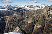 Blick über die Lepontinischen Alpen von der Via Alta della Verzasca aus mit Neuschnee, Valle Verzasca, bei Lavertezzo, Region Locarno, Tessin, Schweiz