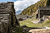 Typische Rusticos auf der Alpe Cuneggio, im Val Pincascia, Lepontinische Alpen, bei Lavertezzo, Bezirk Locarno, Tessin, Schweiz