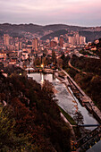 Blick auf die Stadt im Abendrot Uzice, Serbien, Balkanhalbinsel, Südosteuropa