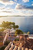 Sonnenaufgang über den Dächern von Cala Fornells, Mallorca, Balearen, Spanien