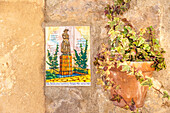 Traditionell bemalte Kachel (Motiv Santa Catalina) in der Altstadt von Valldemossa, Mallorca, Balearen, Spanien