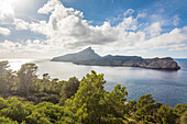 Blick vom Wanderweg auf das Nordkap von Sa Dragonera mit dem Leuchtturm Far de Tramuntana, Sant Elm, Mallorca, Balearen, Spanien