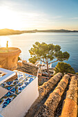 Sonnenaufgang über den Dächern von Cala Fornells, Mallorca, Balearen, Spanien