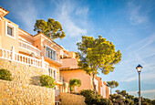 Die verschachtelten Häuser von Cala Fornells, Mallorca, Balearen, Spanien