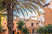 Die verschachtelten Häuser von Cala Fornells, Mallorca, Balearen, Spanien