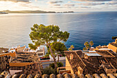 Blick über die Bucht von Cala Fornells zum Sonnenaufgang, Mallorca, Balearen, Spanien