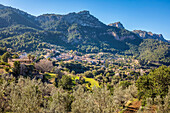 Blick auf das Bergdorf Estellencs, Serra de Tramuntana, Mallorca, Balearen, Spanien