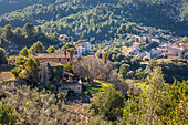 Blick auf das Bergdorf Estellencs, Serra de Tramuntana, Mallorca, Balearen, Spanien