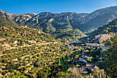 Blick auf das Bergdorf Deia, Serra de Tramuntana, Mallorca, Balearen, Spanien