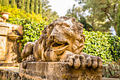 Löwenstatue an der Treppe zu den oberen Gärten des Landguts Raixa, Bunyola, Mallorca, Balearen, Spanien