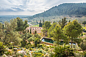 Blick vom Aussichtspavillon des Landguts Raixa in die Ebene, Bunyola, Mallorca, Balearen, Spanien