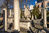  Cemetery at the Mausoleum of Sultan Mahmud II with the tombstone of Tatarzade İbrahim Pasha, Istanbul, Türkiye  