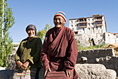 Älteres Paar vor dem Königspalast der Namgyal-Dynastie, beim Dorf Stok, bei Leh, Region Ladakh, Bundesstaat Jammu und Kaschmir, Indien, Asien