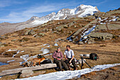 Rotfuchs (Vulpes vulpes), adulter Fuchs und Wanderer im Herbst, Nationalpark Gran Paradiso, Aostatal, Italien