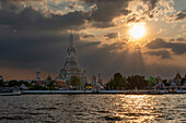 Sonnenuntergang am Wat Arun, Tempel der Morgenröte, Bangkok, Thailand, Asien