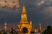 Sonnenuntergang am Wat Arun, Tempel der Morgenröte, Bangkok, Thailand, Asien