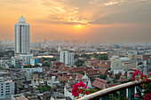 Panorama vom Grand China Princess in Chinatown auf die Skyline von Bangkok bei Sonnenuntergang, Thailand, Asien