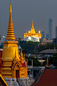Der Chedi vom Wat Tri Thotsathep Worawihan, dahinter der Golden Mount, Bangkok, Thailand, Asien