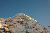 Schneebedeckter Berggipfel der Eiger-Nordwand, Berner Alpen, Kleine Scheidegg, Grindelwald, Kanton Bern, Schweiz.