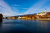 Blick auf die Altstadt und St. Ursus-Kathedrale mit dem Berg Weissenstein, Fluss Aare, Solothurn, Kanton Solothurn, Schweiz.
