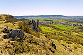 Blühbeginn und frische Kirschblüte am Walberla (Zeugenberg, Ehrenbürg), Felsformation Wiesenthauer Nadel, Ausblick Richtung Wiesenthau und Schlaifhausen in der Fränkischen Schweiz, Franken, Bayern, Deutschland