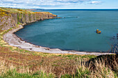 Bucht und Strandklippen, Stonehaven, Aberdeenshire, Schottland, Großbritannien