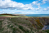 Blick nach Norden in Richtung Stonehaven mit Kriegerdenkmal in der Ferne, Aberdeenshire, Schottland, Großbritannien