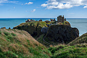 Meeresklippen und Dunnotar Castle, Aberdeenshire, Schottland, Großbritannien