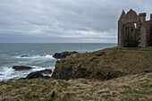 Hochlandklippen und Meer bei 'Dracula Castle' New Slains, Aberdeenshire, Schottland, Großbritannien