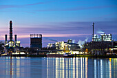 Der Industriekomplex der BASF in der Morgendämmerung, Ludwigshafen, Rheinland-Pfalz, Deutschland