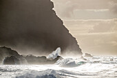 Große Brandungswellen im Sonnenuntergang vor den Felsen Rocas del Fraile westlich von Buena Vista del Norte, Nordwestküste, Teneriffa, Spanien