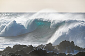 Große Brandungswellen vor den Felsen Rocas del Fraile westlich von Buena Vista del Norte, Nordwestküste, Teneriffa, Spanien