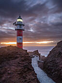 Leuchtturm Faro de Punta Teno bei Sonnenuntergang, Kap Punta de Teno, Buenavista del Norte, Nordwestküste, Teneriffa, Spanien
