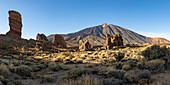 Die Felsformationen Roques de García vor dem Gipfel des  Teide, Caldera im Teide Nationalpark, Teneriffa, Spanien