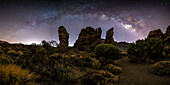 Sternenfotografie unter dem Nachthimmel bei den Felsen Roques de García, Caldera im Teide Nationalpark, Teneriffa, Spanien