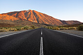 Die Straße zum Teide im Sonnenaufgang, Caldera, Teide Nationalpark, Teneriffa, Spanien