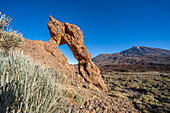 Der Felsbogen beim Aussichtspunkt Mirador Llano de Ucanca Vista Point in der Caldera, mit Blick auf den Teide, Teide Nationalpark, Teneriffa, Spanien