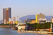 Vietnam, Da Nang, Skyline, Wolkenkratzer, moderne Architektur, Han-Fluss, Schiff