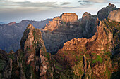 Morgensonne auf dem Gipfel des Pico do Arieiro, bei Funchal, Südküste Madeira, Portugal