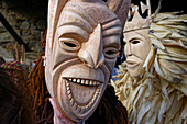 Portrait von Gesichtern mit Perchtenmaske, Karnevalstreiben Caretos del carnaval de Lazarim, Lamego, Region Norte, Portugal.